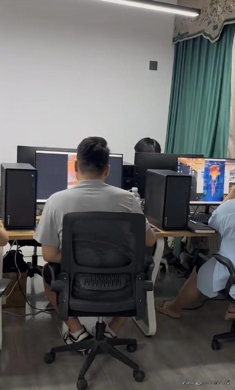 公司新入职的某北字头院校的985本硕连读硕士，在入职的时候，薪酬绩效经理还特别叮