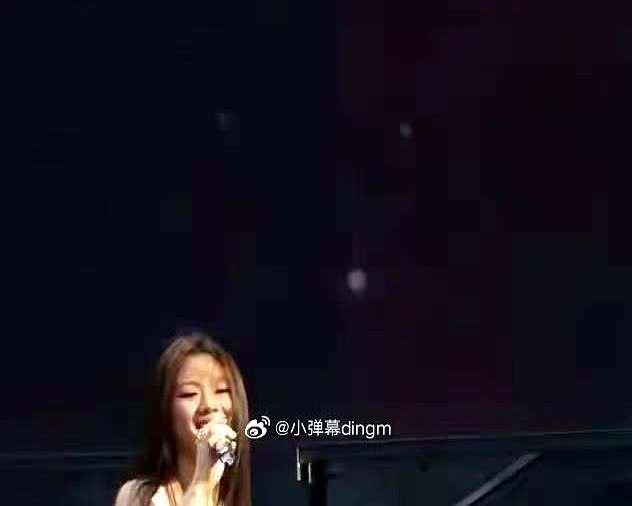 “疑似真空上阵，单依纯太湖音乐节疑露肤过度引哗然单依纯”这两天，太湖音乐
