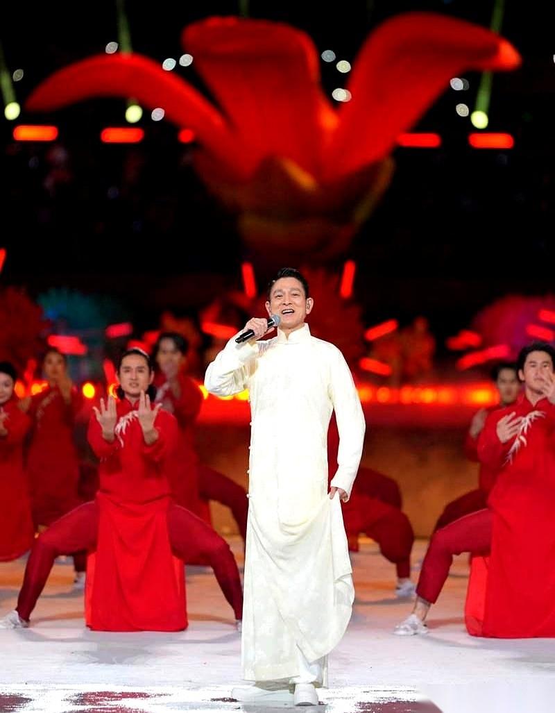 全运会闭幕，几万人的体育场，当《海阔天空》和《中国人》的音乐响起。我承认，我一