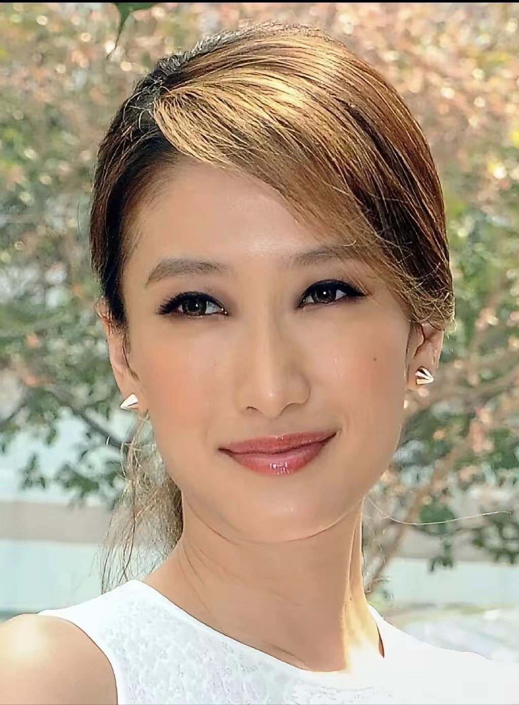 谢婷婷的痛，是隔着太平洋的。 接到父亲谢贤去世的消息时，她在加拿大，一万多公
