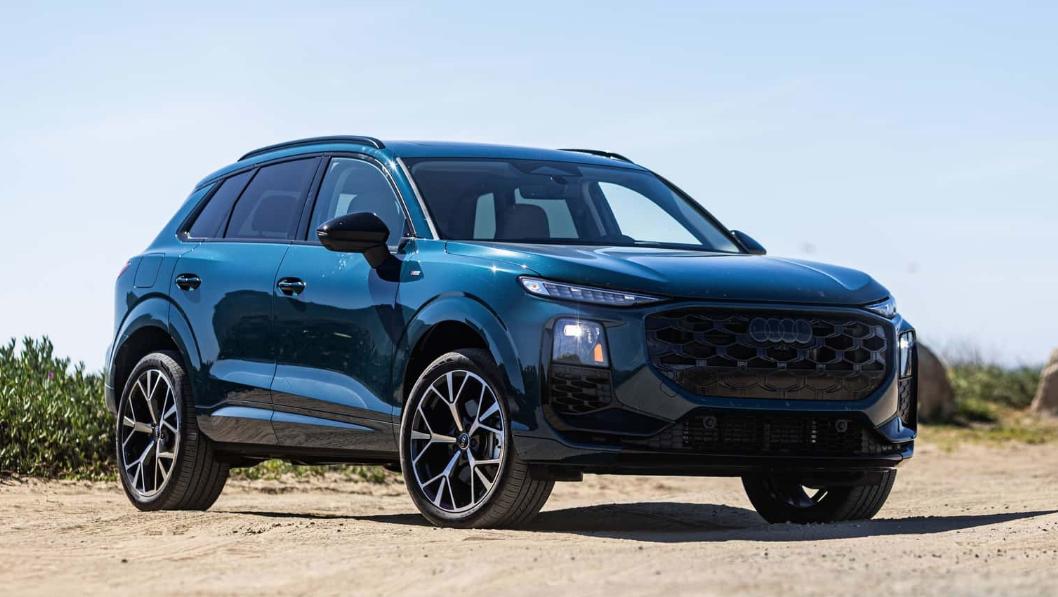 全新的奥迪Q3其实在海外已经官宣了，外观明显属于第1代的设计，特别是前脸，相较于