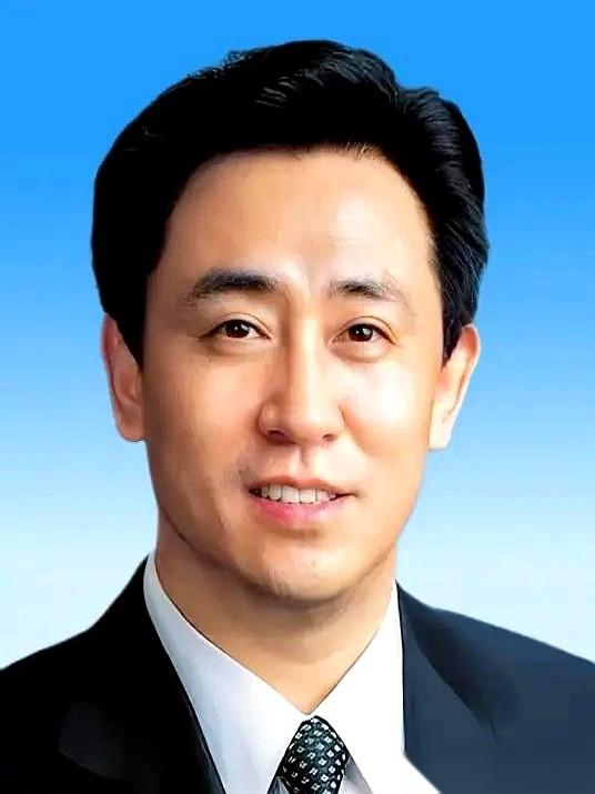 1996年，一个叫许家印的男人走进了老板办公室。他刚给公司挣了整整2个亿，想给