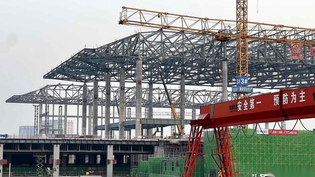 我的天，路过火车北站，差点没敢认。就几天没走那条路，再一看，南广场那边已经“浮