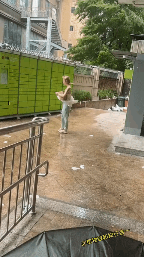 小姐姐：再不来拿，快递都要被吹走了。