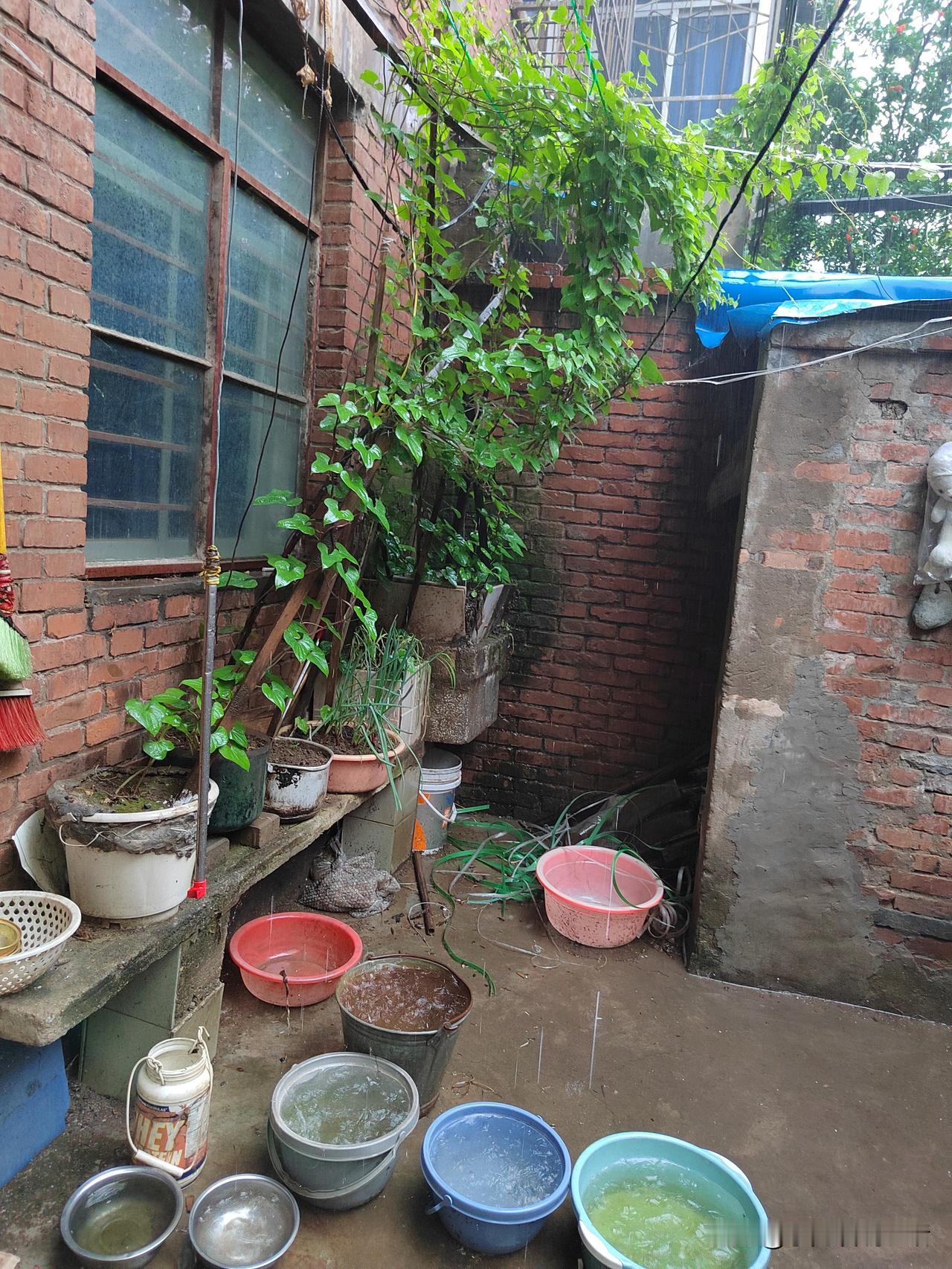 我认为是轻松，没压力！比如就说现在吧。我居住的地区，目前大雨倾盆。我就没见
