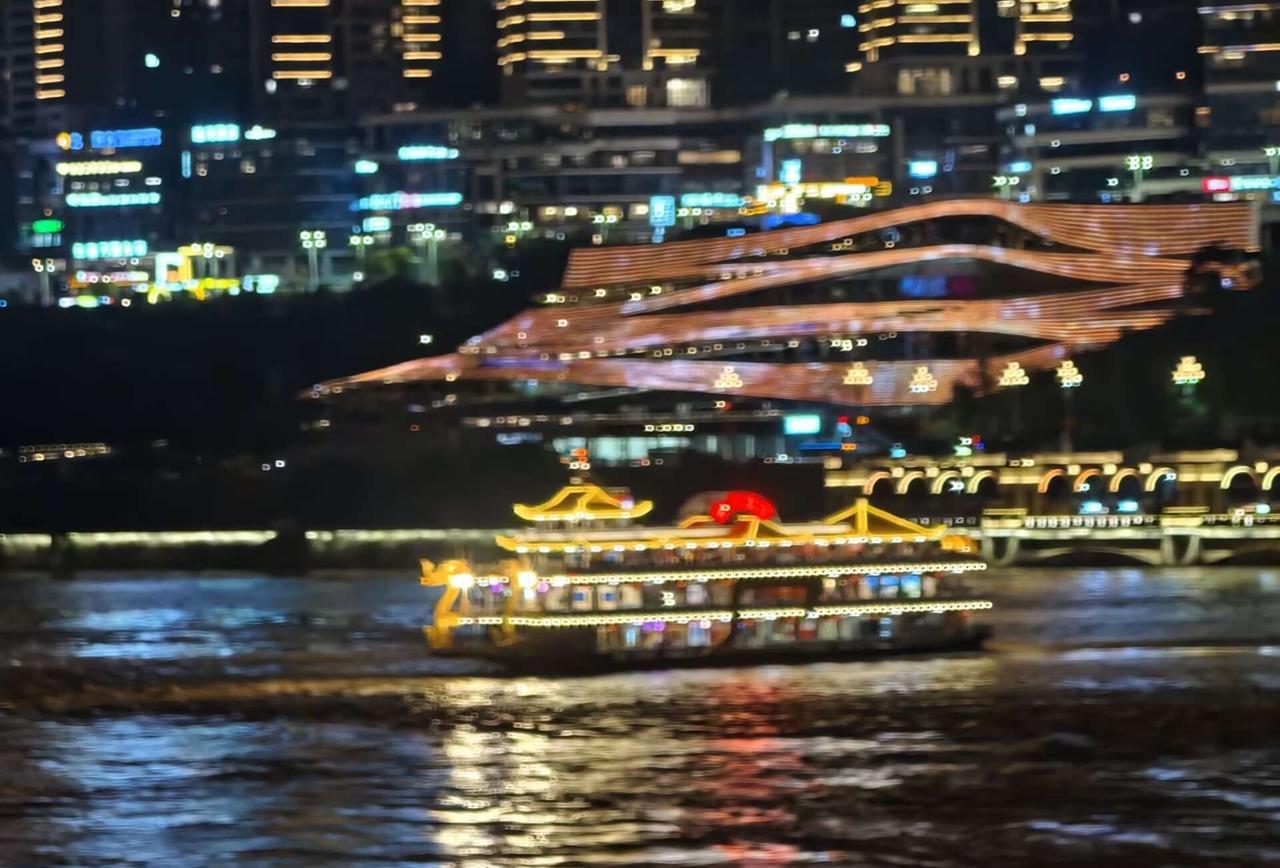 太爽了！10月3日，重庆主城区长江水位上涨超过175米，所以，今天，重庆两江游迎
