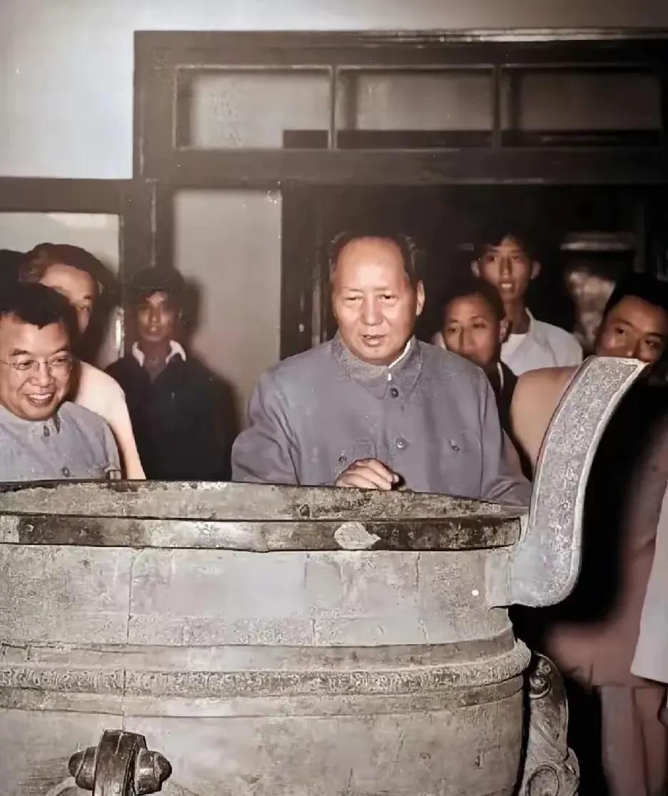 泛黄照片中，毛主席专注端详着商周鼎，目光穿透岁月，与古老文明深情对视。这尊鼎承载