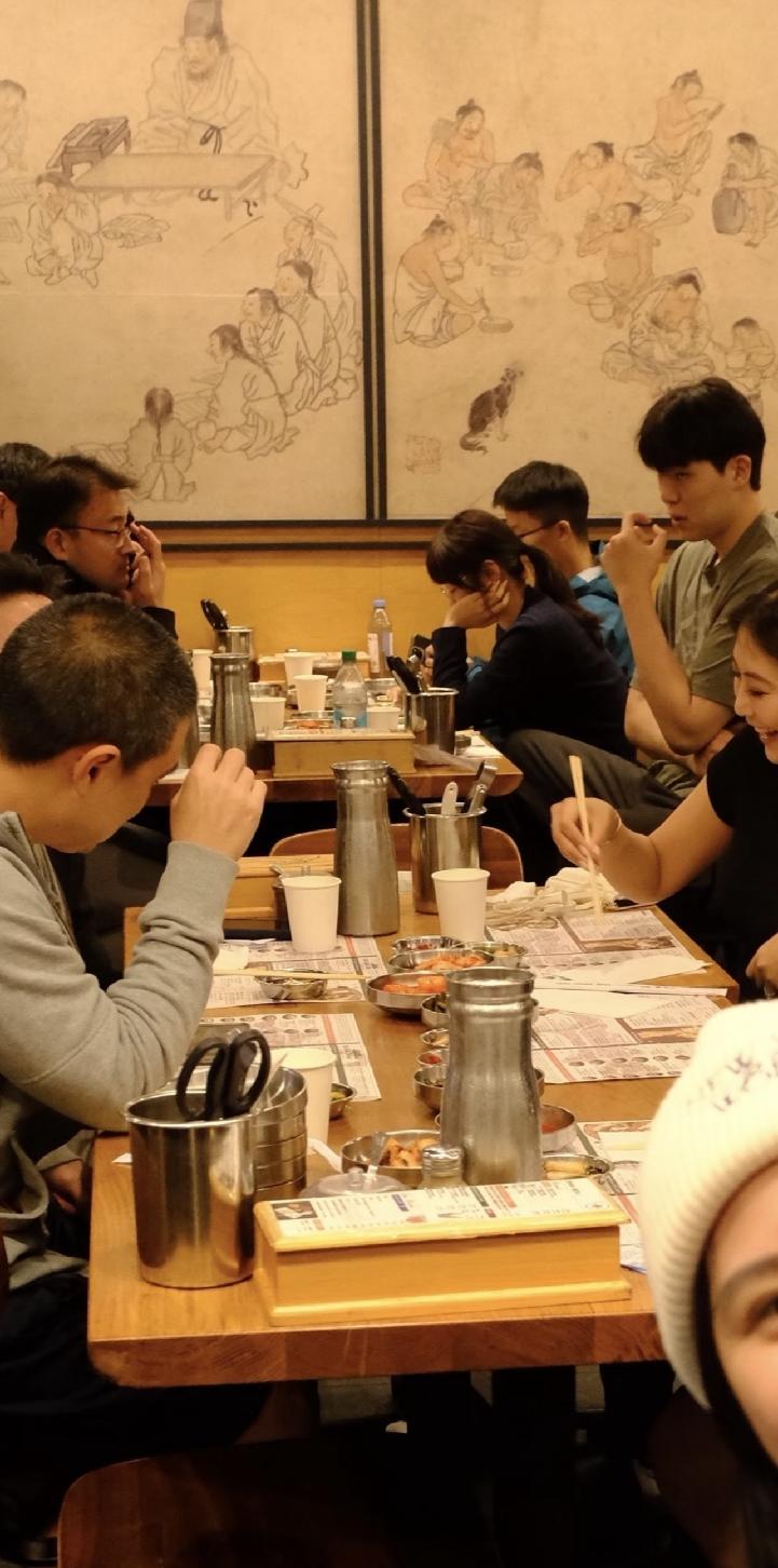 杨瀚森和女朋友共进晚餐又在洛杉矶街头被人杨瀚森近期被球迷在洛杉矶街头偶遇，与女