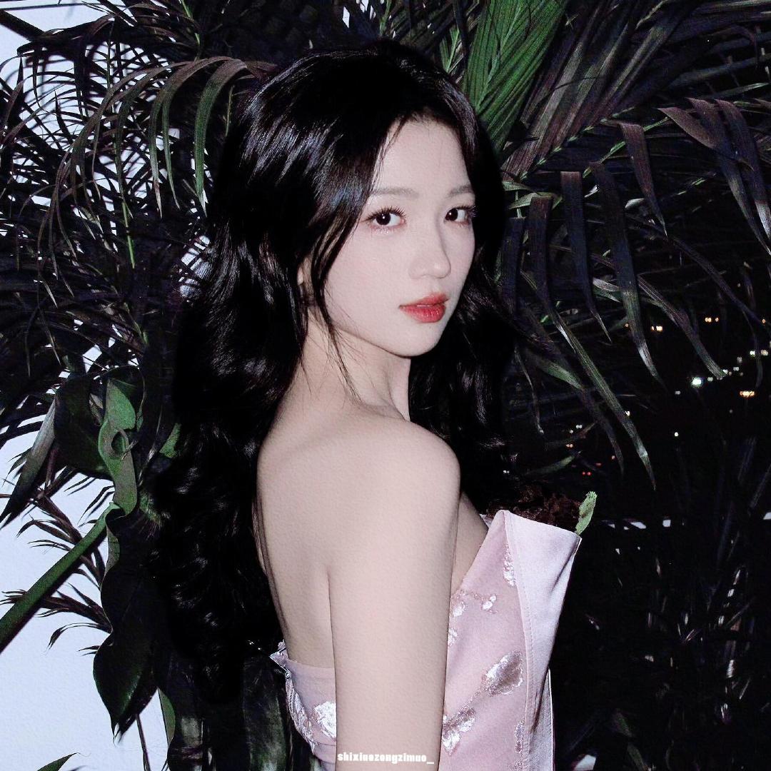 代露娃官宣超燃青春的合唱旋律相伴同行，青春热烈开场，欢迎代露娃正式入驻超燃青春