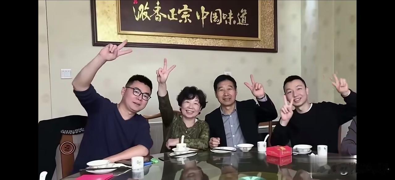 老杜一家团聚！这温馨的画面暖心不？老杜笑靥如花手势是V形走神，老郭胜利的