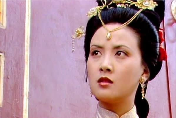 王熙凤：红楼梦里最复杂的管家娘子，她的功过其实值得细品在《红楼梦》里，王熙