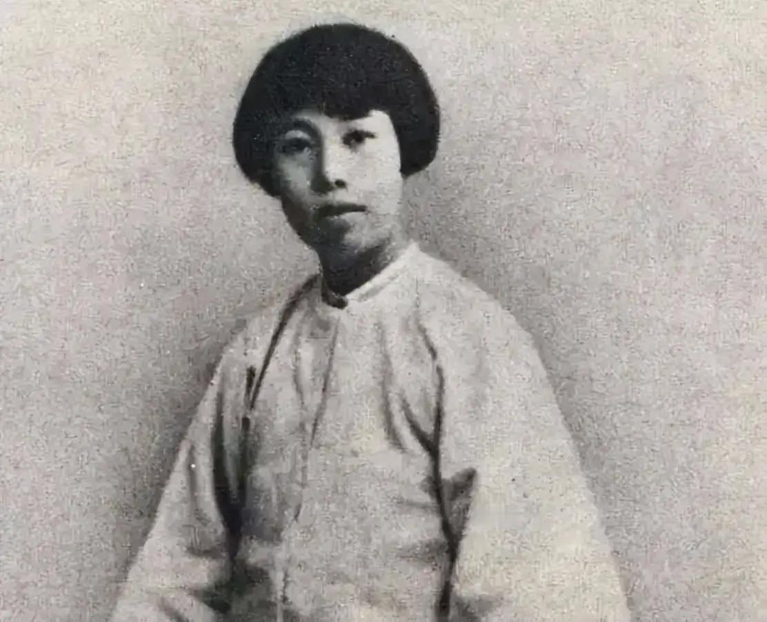 1941年12月15日凌晨，上海霞飞坊64号，一群便衣特务破门而入，把许广平架上