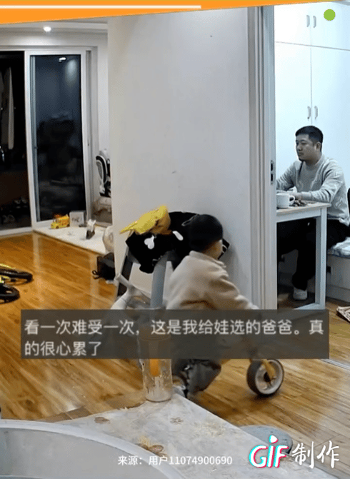 这男人有什么用？小男孩在客厅里坐平衡车，妈妈在阳台收衣服，爸爸躲在卧室里边吃着零