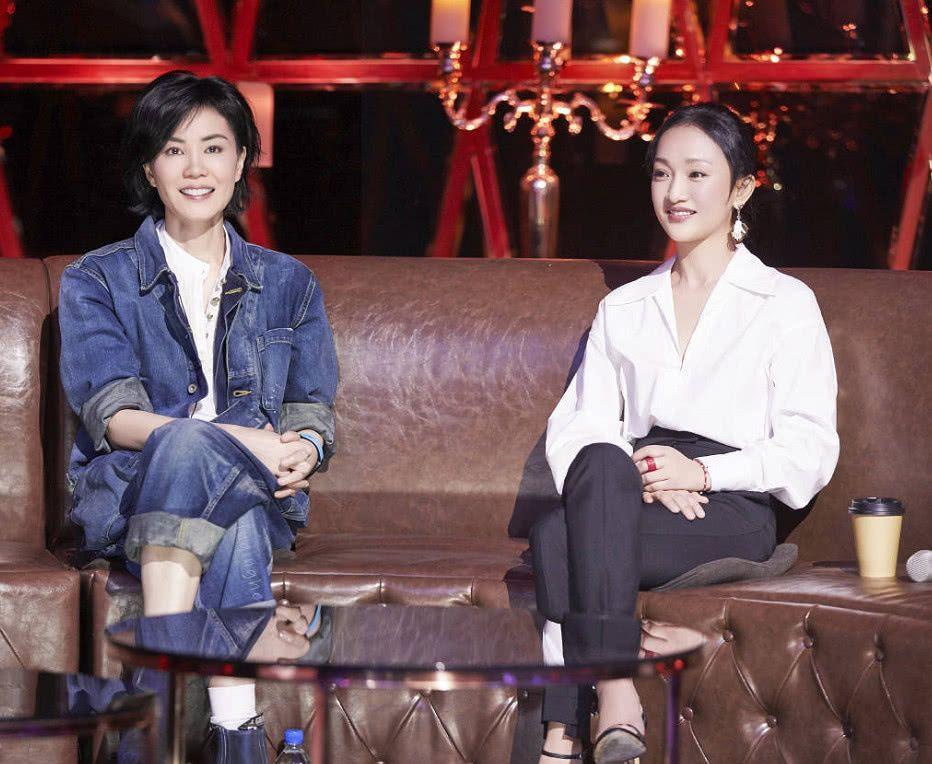 周迅长着一张娃娃脸，她和比她大五岁的王菲窦唯合影，那时的她脸上一点岁月的痕迹都没