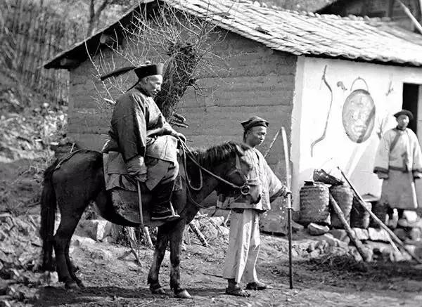 英国摄影师约翰·汤姆逊镜头下的晚清，拍摄时间为1868--1872年期间，多为摆