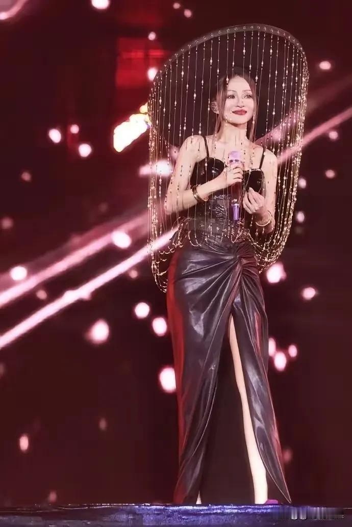 张韶涵的造型师又出圈了！明星露天开演唱会最怕下雨，但你看人家张韶涵，哪怕下雨都能
