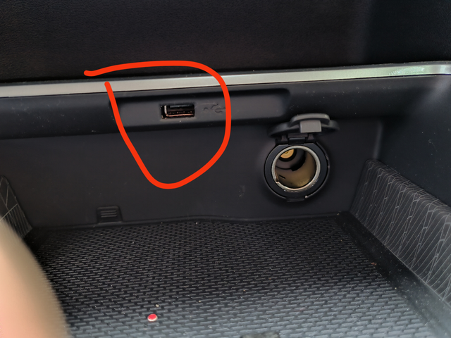 第四代吉利帝豪尊贵版这个月才买的回来发现这个中控台下面的口子不是USB接口吗。