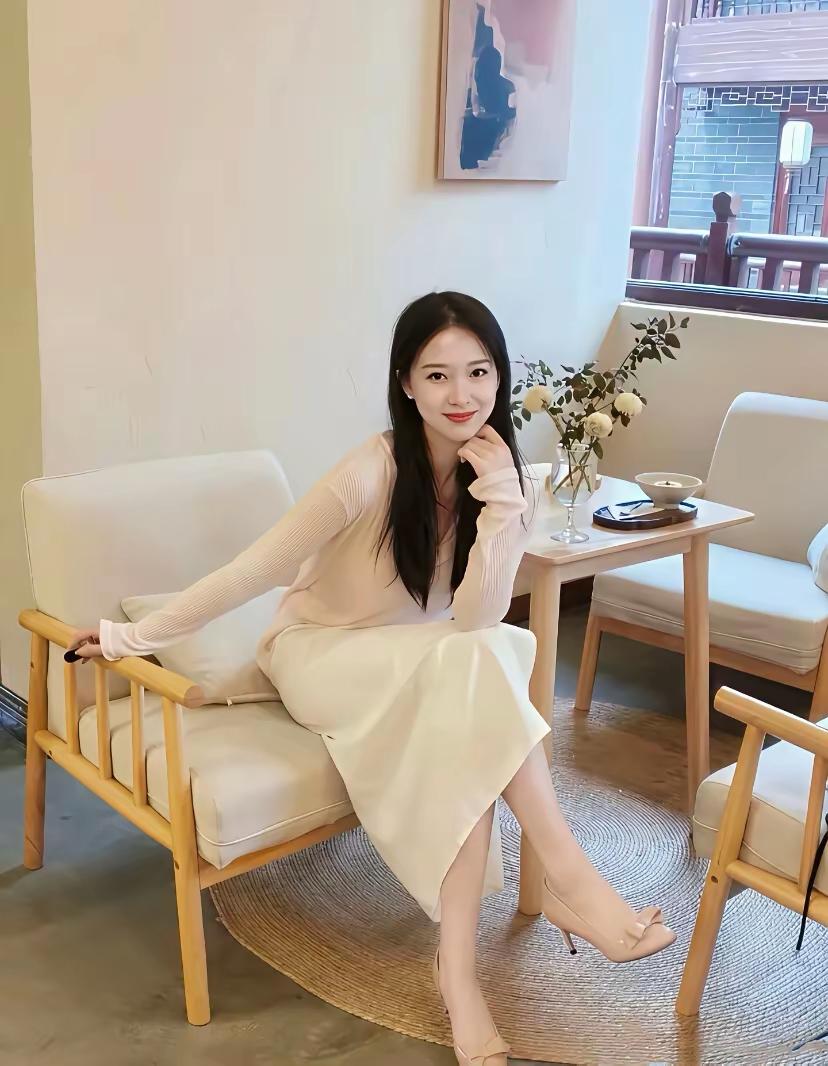 优雅坐椅间，浅笑如春风