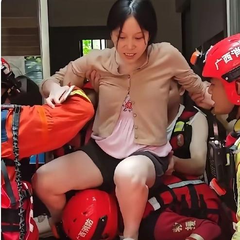 积水过深，孕妇被困家里——走怕滑倒，背怕压肚子。​两个消防员没废话：一个蹲下当