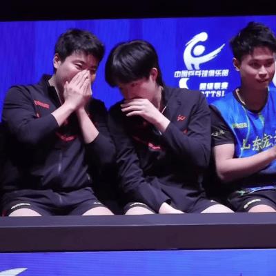 王楚钦梁甜甜七号仨人捂嘴蛐蛐一晚上~这是担心跟上次一样聊天被破译么？都捂着嘴巴