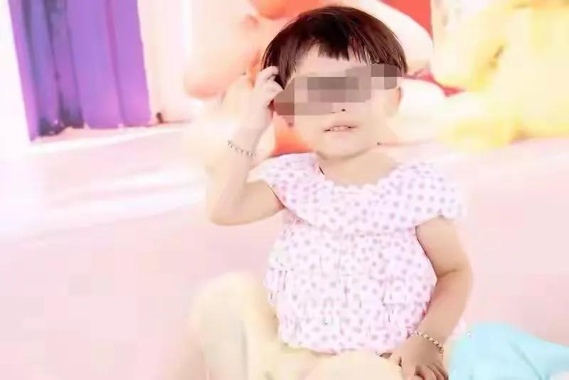 那个因生父和继母去世的小女孩，她才12岁呀！他们怎么忍心做的出那么多令人发指的手