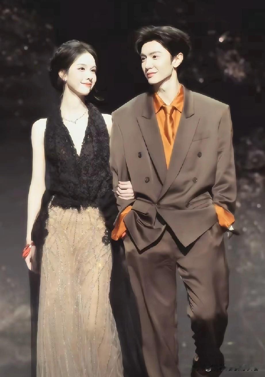 我朋友昨日在台下见了陈都灵，她回来便说，以后别再说陈都灵是大美女了，你是不知