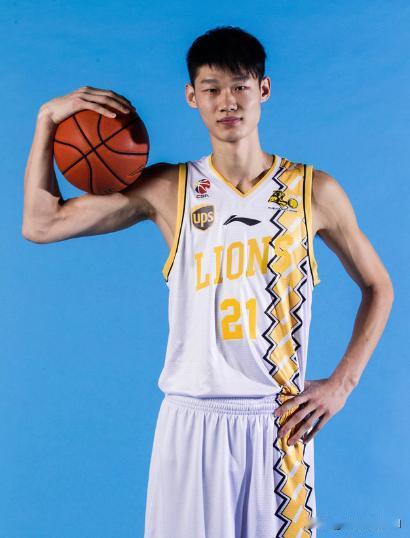 胡金秋转会便能改写CBA争冠格局？太过片面上赛季广厦手握绝佳冲冠机遇，上海