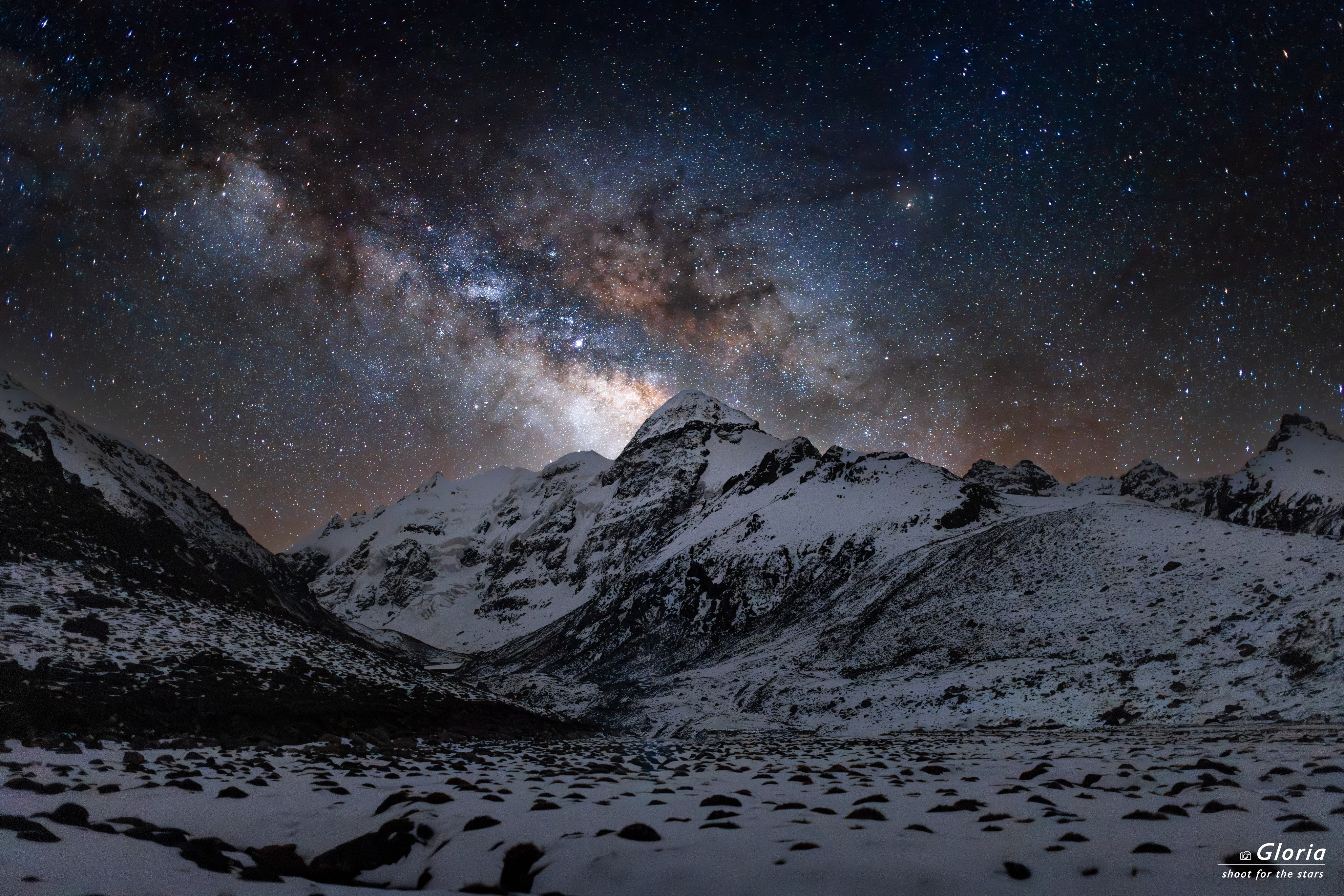 银心从山脊后面一点点炸开光、尘埃、星云顺着主峰往天空里生长你只能屏息敬畏地仰望着