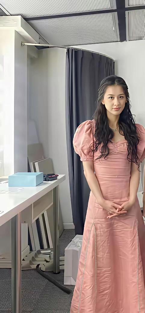 黄圣依真人模样，本人长相精致耐看，颜值样貌格外有辨识度。