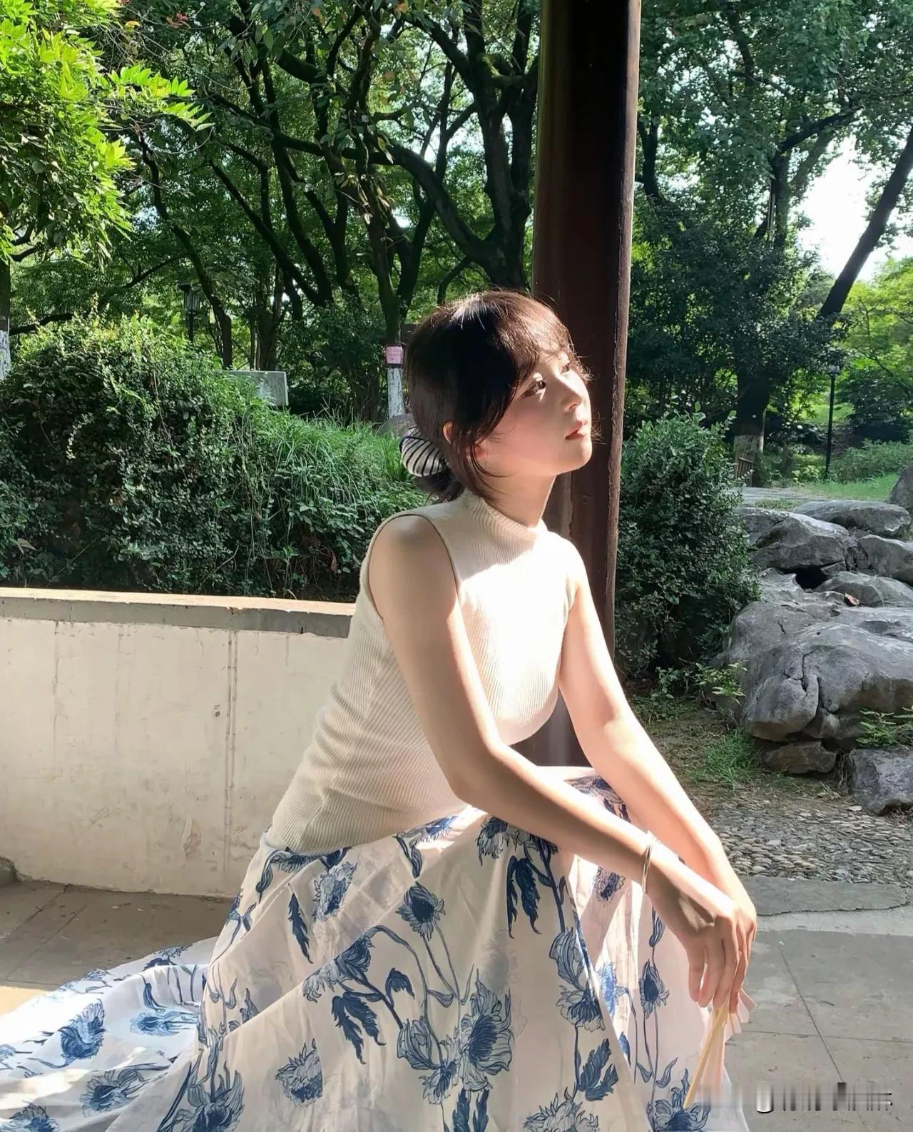 清晨的光影里，裙角扬起的风里藏着夏天的秘密。原来，平凡的日子也能闪闪发光