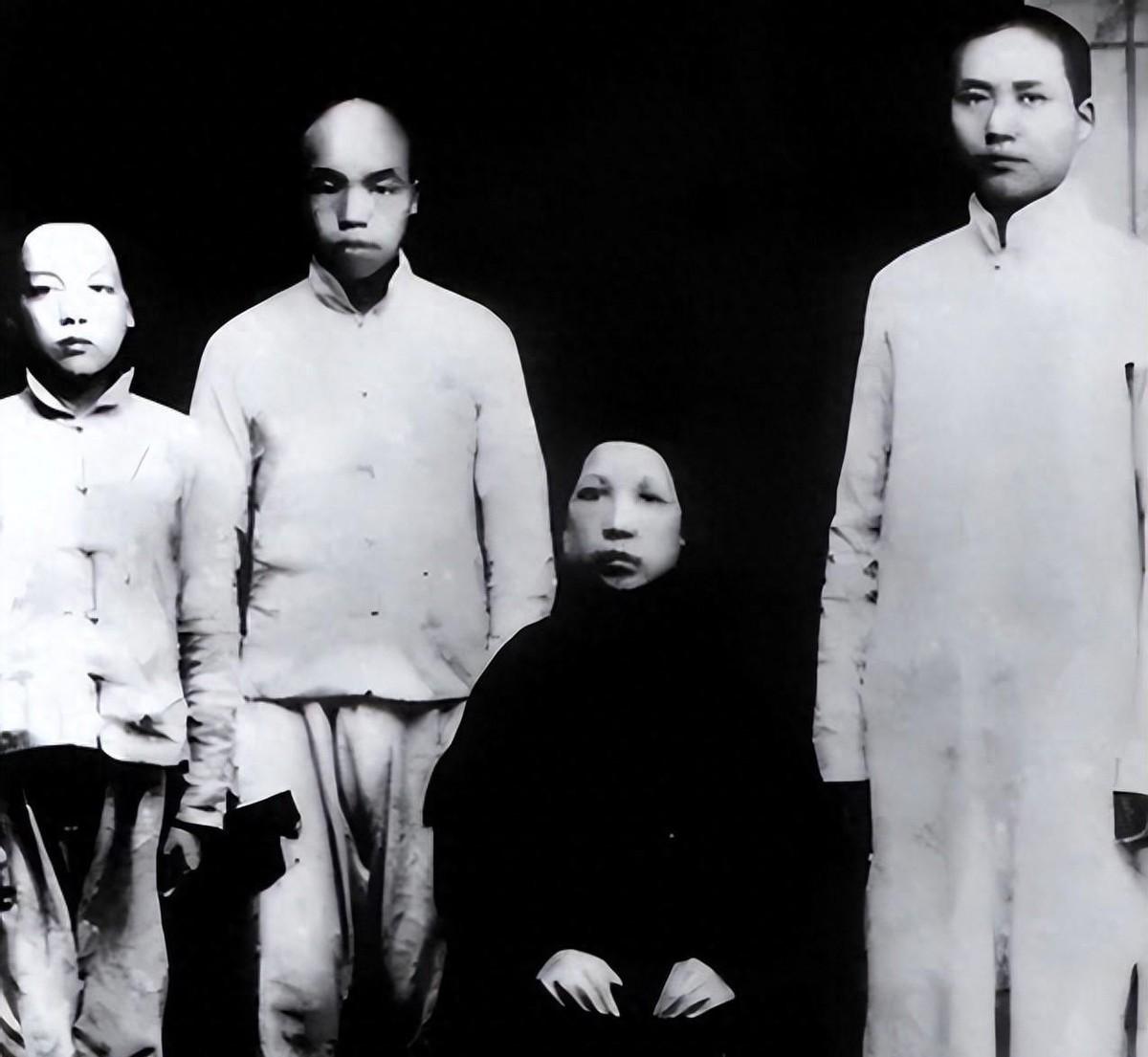 1959年毛主席回韶山前，听说一包香烟只要一毛二分，特意让人买来试试！195