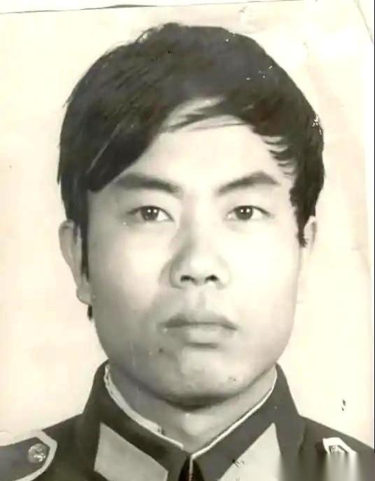 毒贩把一块油晃晃的猪肉，夹进了他碗里。一桌子人，十几双眼睛，全在看他。这是在试