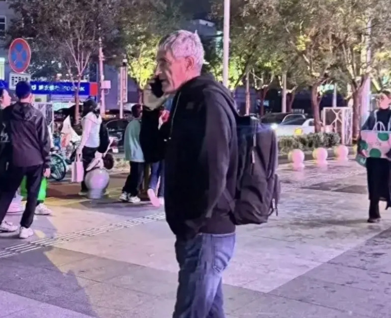 塞蒂恩孤独现身三里屯，终究还是老人背下了锅！北京国安队宣布跟主教练塞蒂恩分手，