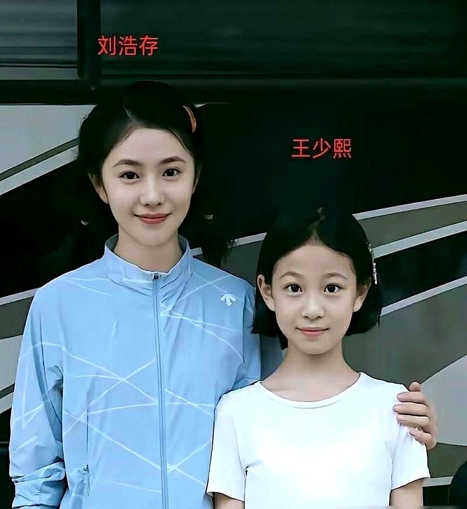 张艺谋团队筛了上千个孩子，最后连表演班都没让上，直接把人赶回村里放羊去了。这