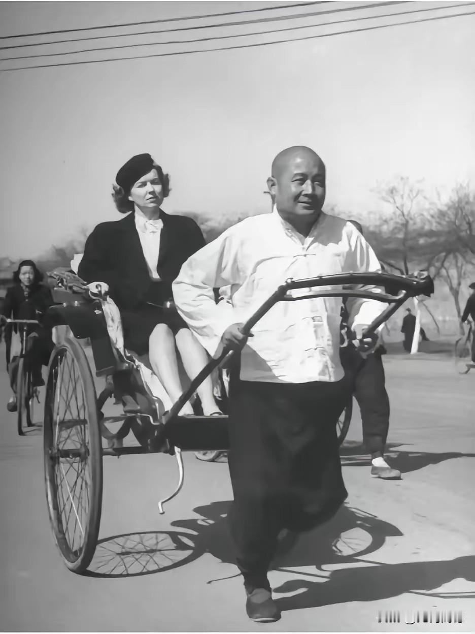 这个拉车的人，仪表堂堂，气宇轩昂，非常的富态，一看就不像是一个普通的人力车夫，果