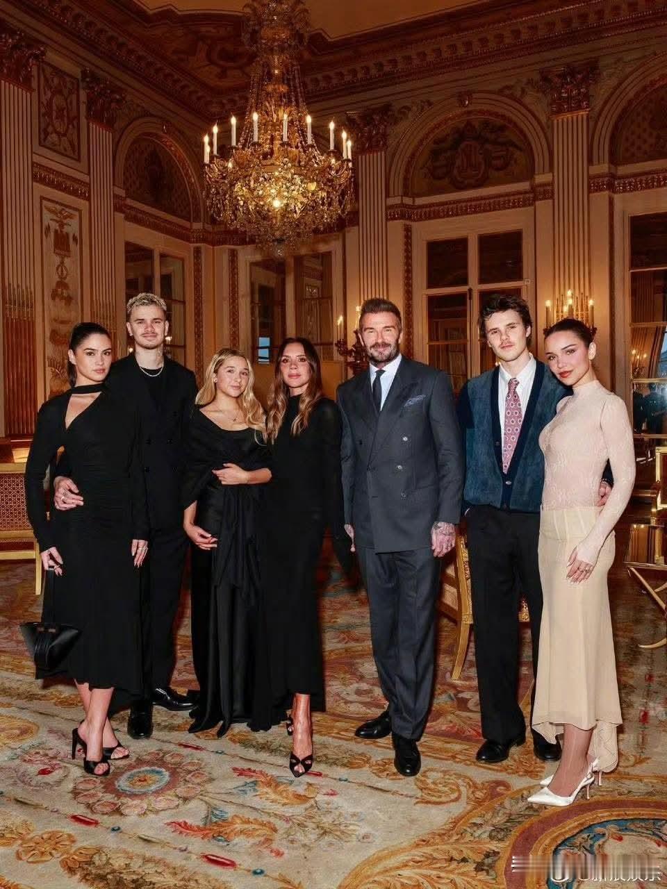 在被大儿子控诉风波之后，他们选择用笑容出现。大卫·贝克汉姆一家亮相巴黎时装周，