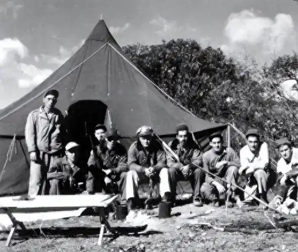 志愿军发现帐篷熟睡的美军，正要击毙时，排长却赶紧制止：别开枪。这一幕发生在