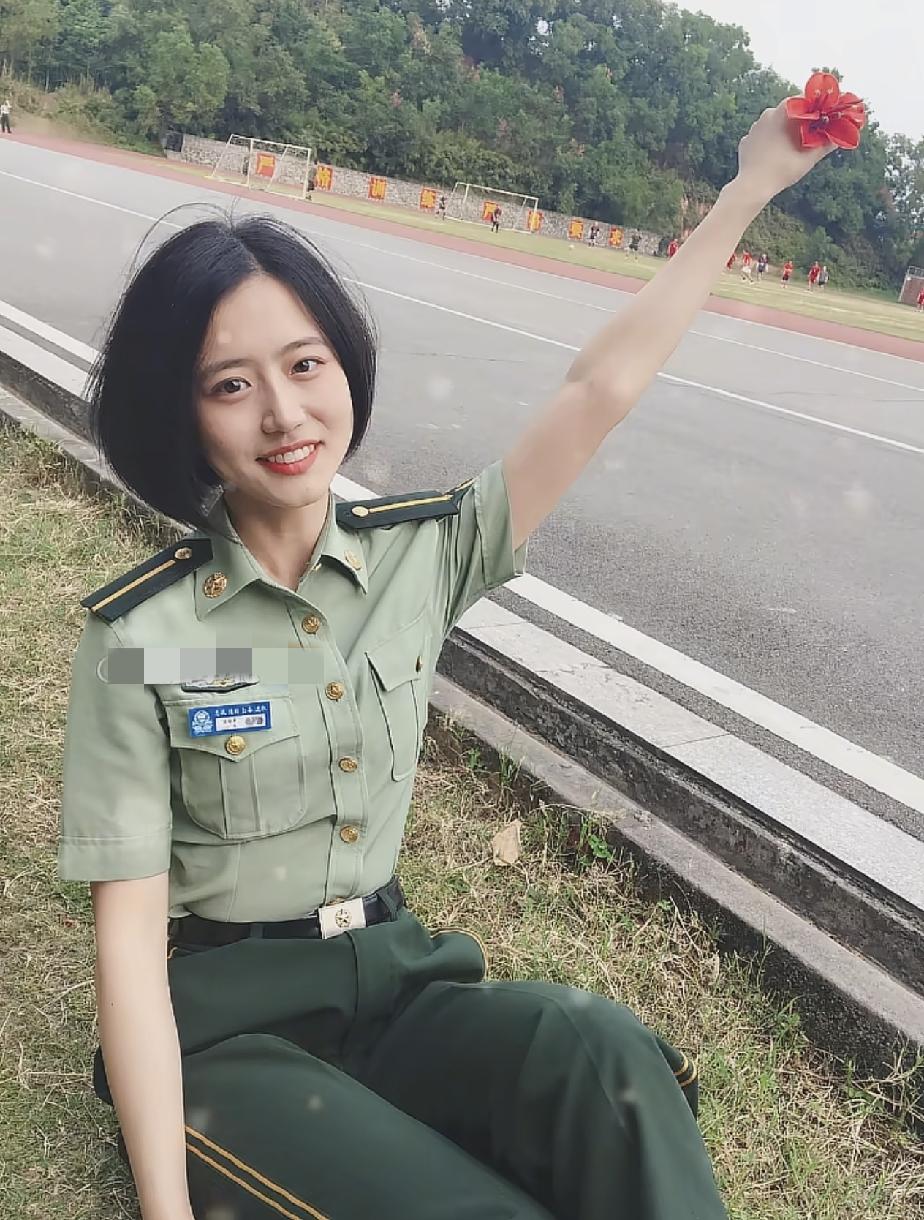 感觉还是绿军装比较好看，其实对比普通衣服，警察制服已经非常的帅了，但是对比绿军装