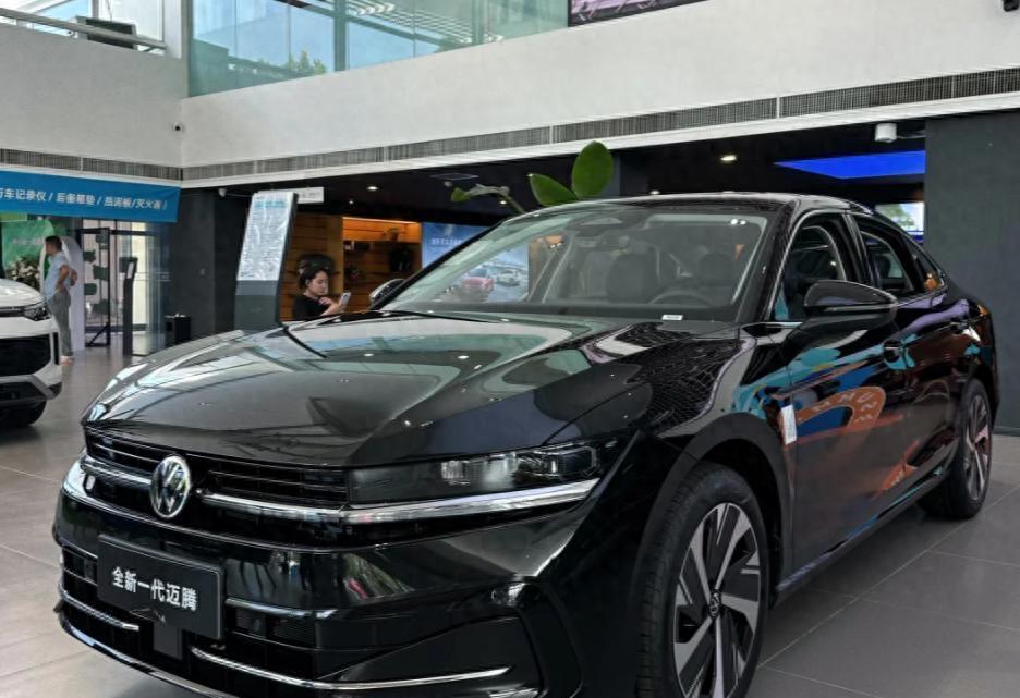 内容：买车还盯着新能源？醒醒吧！2026年燃油轿车价格崩盘，这三款“低价高配