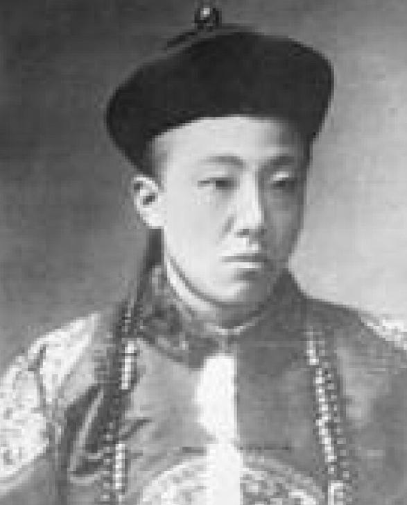 1950年，周总理偶然得知，一位清朝王爷在摆地摊，立即将此事报告给毛主席，毛主席