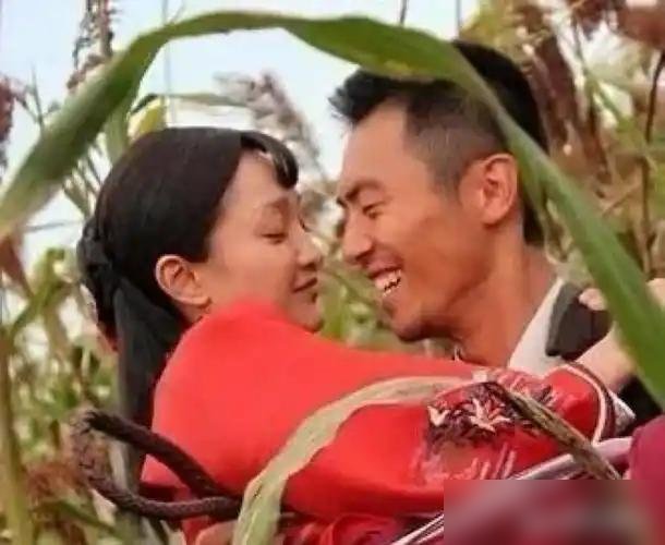 朱亚文拍《红高粱》那场高粱地强暴戏，是真把周迅胳膊差点卸了。周迅当场疼得喊出来，朱亚文才醒，赶紧道歉
