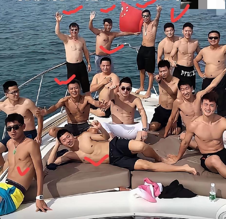 快来认人！要愁死人这怎么能认出来呀！先一眼看到东东接着是旁边的昕爷然后看