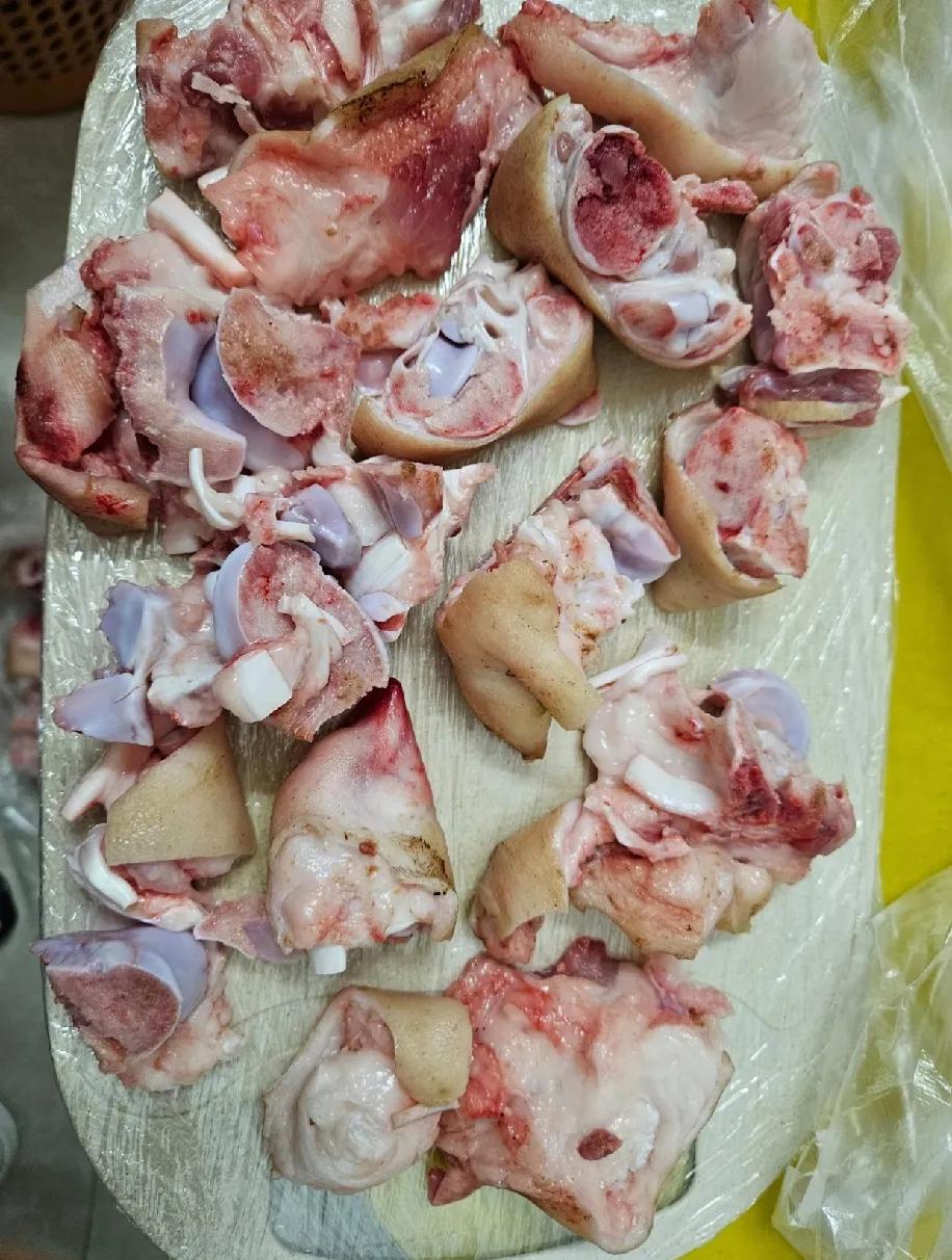 今天踩大雷了家人们！兴冲冲去菜市场买猪蹄想炖个汤，跟老板说要“带筋带瘦”的，他拍