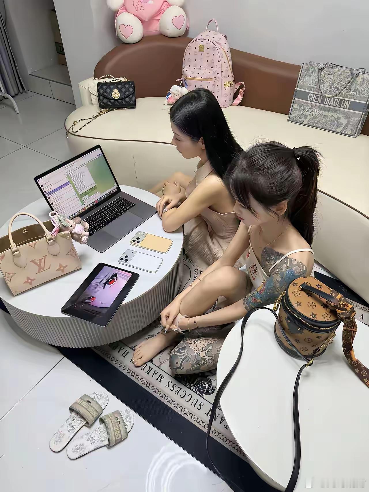 她们是做什么工作的？怎么买得起这么贵的包包呢？