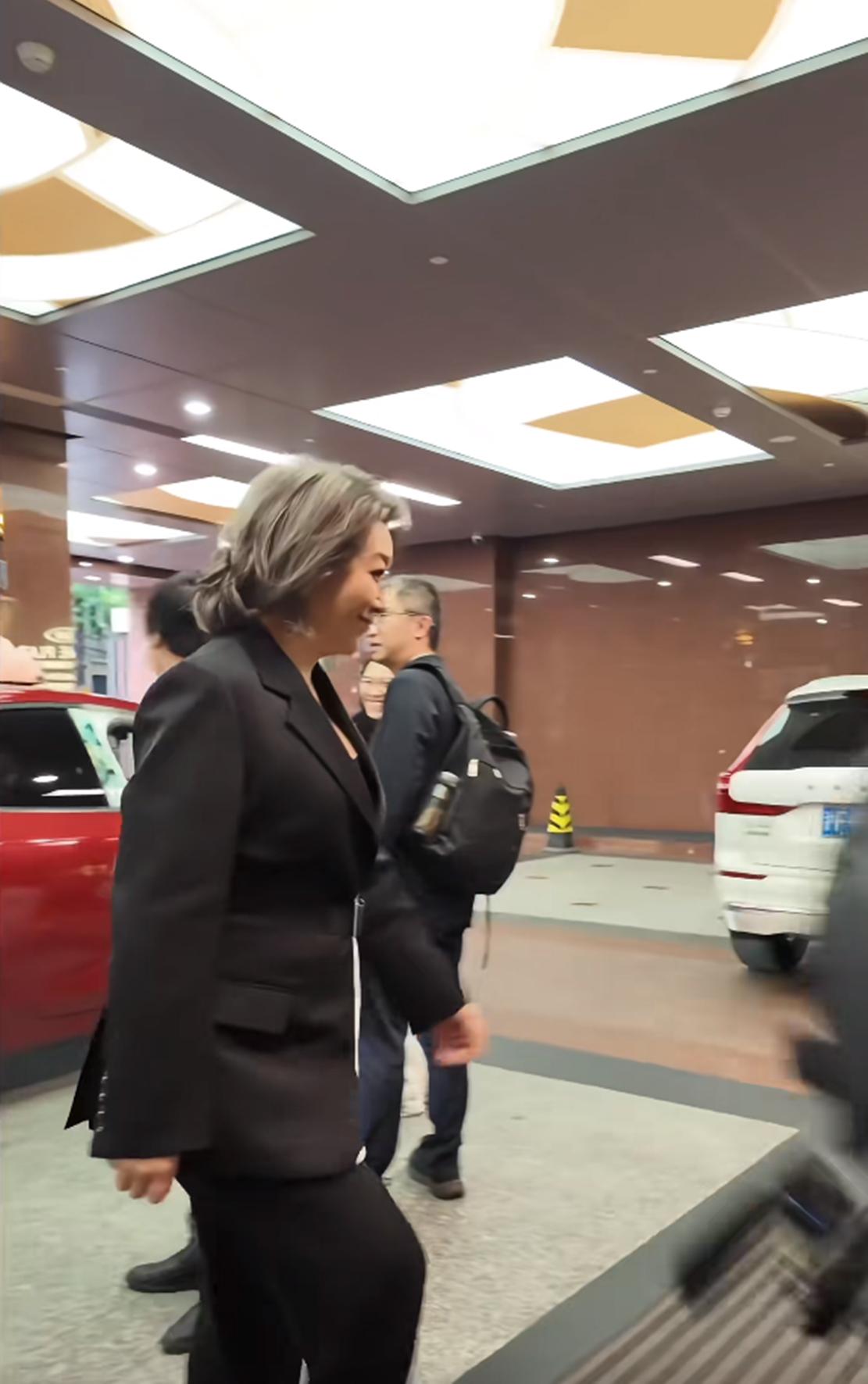 年轻时有着“国民女神”称呼的江珊，如今58岁现身活动的她胖到150斤的身材直接打