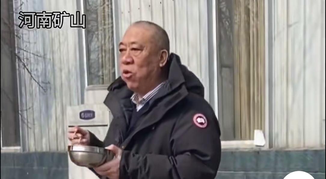 9月25日，河南长垣，河南矿山厂区。中秋团圆宴的热闹还没散去，老板崔培军发现几名