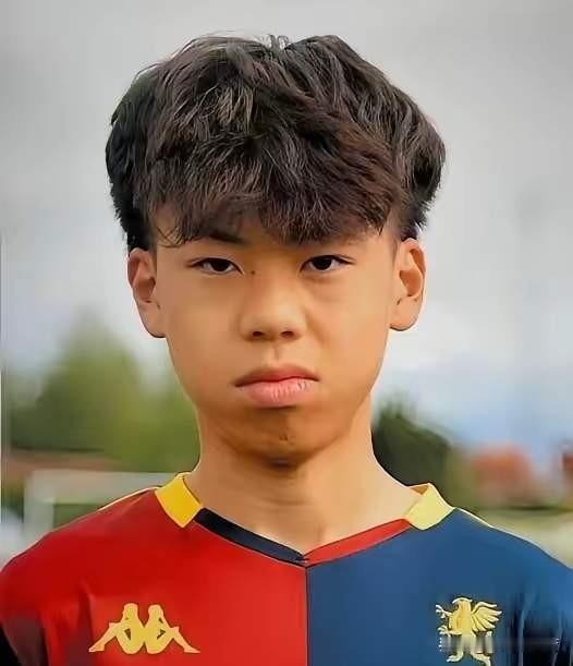 国外足协都追到家里来挖人了，这待遇真少见！15岁小将蔡昀翼在海外青训表现亮眼