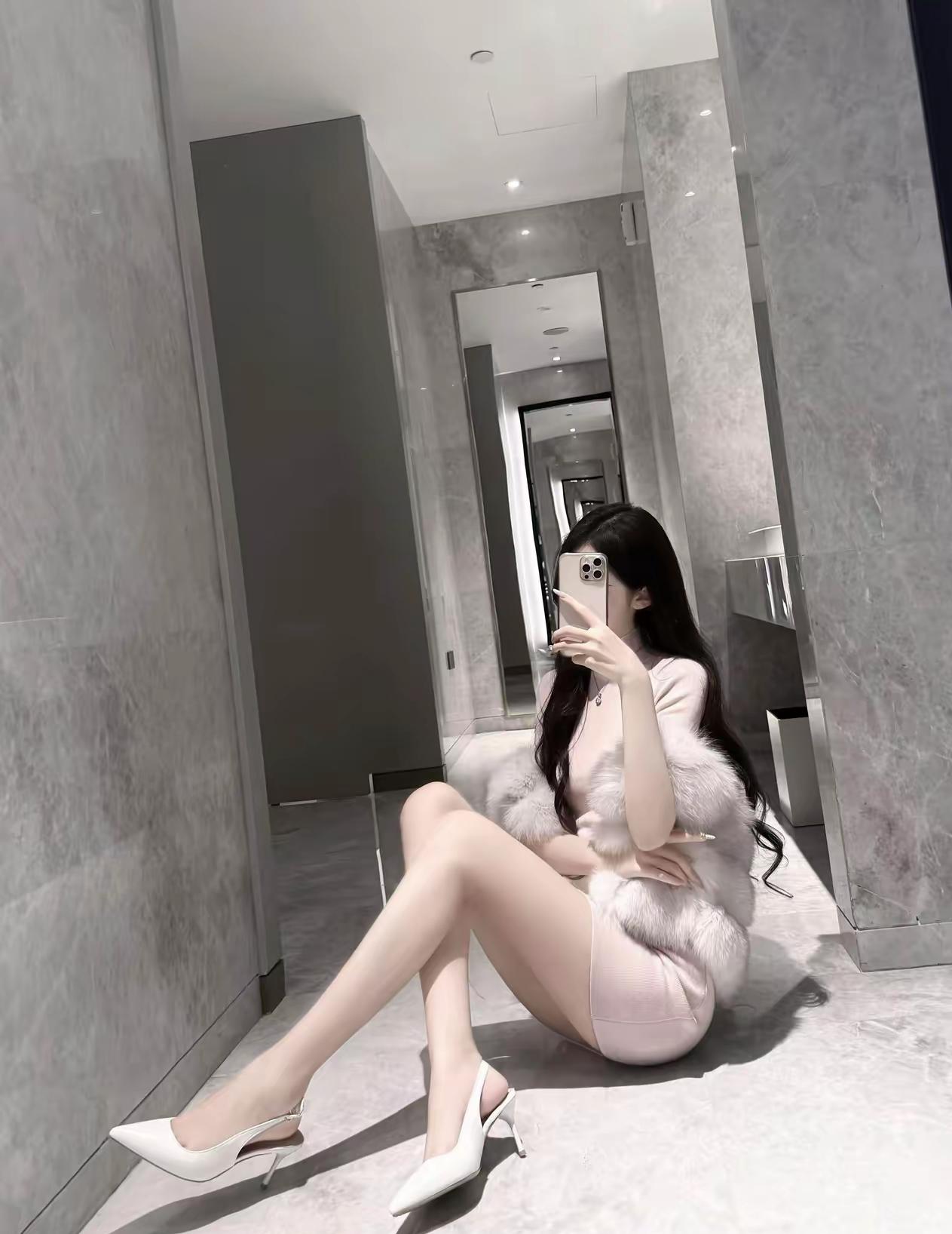 想臭美，那里都是背景墙