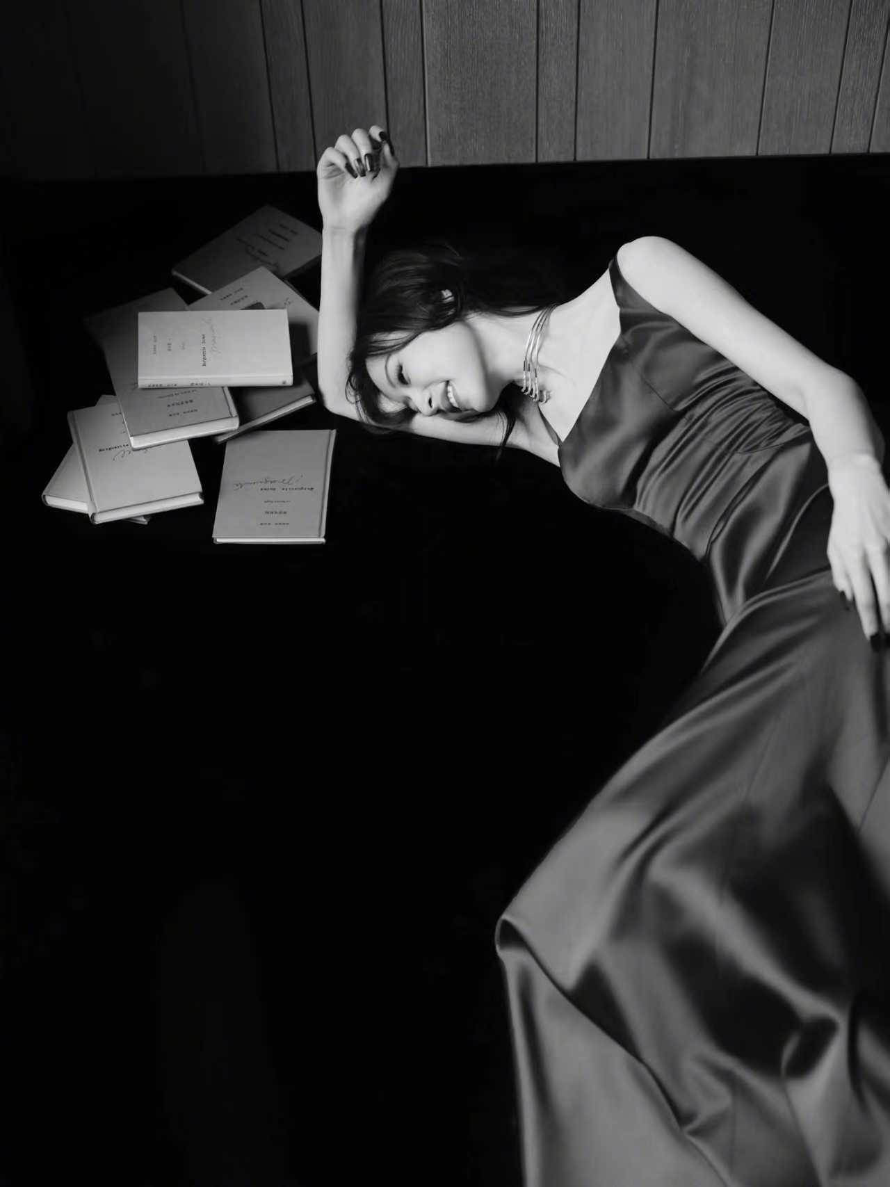 周雨彤那么冷这么美北京的天好冷，但是依旧美得很稳！一袭墨绿色露背长裙，深绿调衬