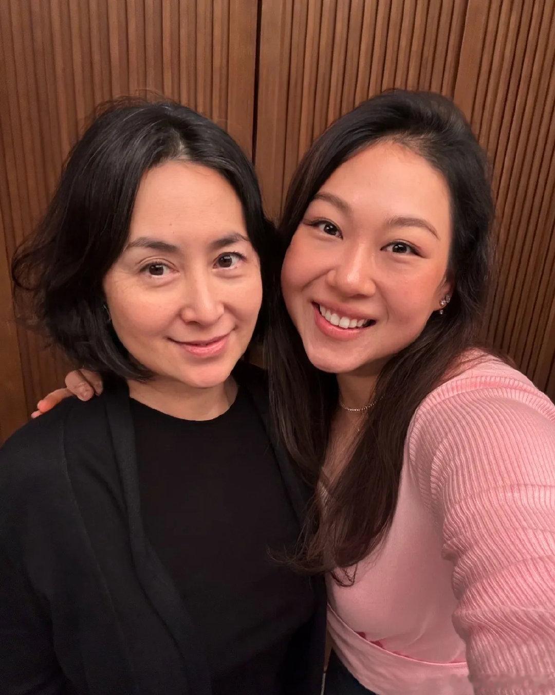 何超琼和干女儿一家过中秋！一家人去高端粤菜馆吃菜，吃了月饼和姜汁汤圆，很接地气的幸福。​